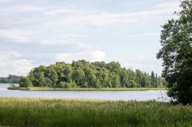 Sakin göl su yansımalar