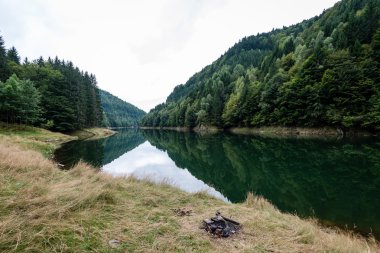 Sakin göl su yansımalar