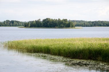 Sakin göl su yansımalar