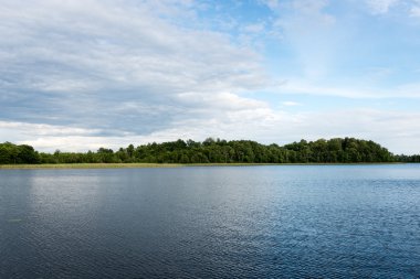 Sakin göl su yansımalar
