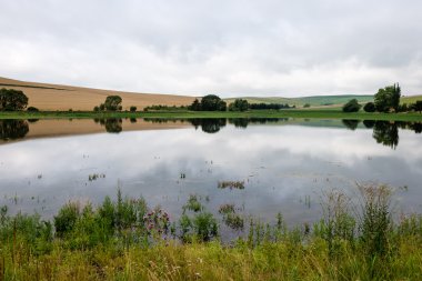 Sakin göl su yansımalar