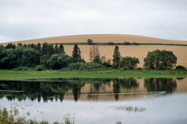 Sakin göl su yansımalar
