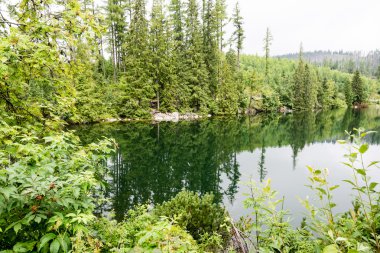 Sakin göl su yansımalar