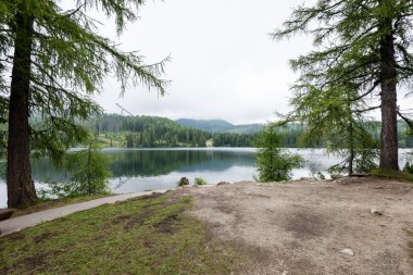 Sakin göl su yansımalar