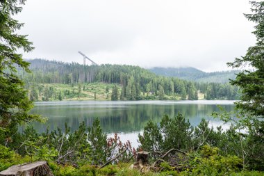 Sakin göl su yansımalar