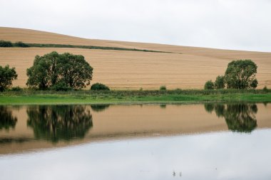 Sakin göl su yansımalar