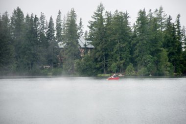 Sakin göl su yansımalar