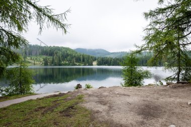 Sakin göl su yansımalar