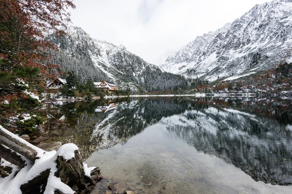 Kar ve dağ sakin göl su yansımalar — Stok fotoğraf