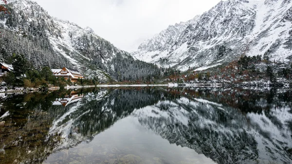 Kar ve dağ sakin göl su yansımalar — Stok fotoğraf