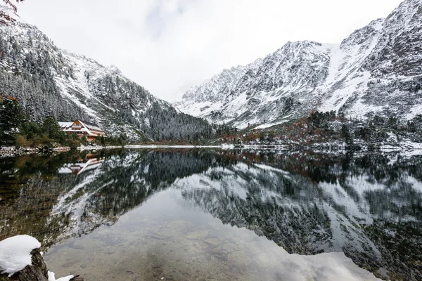 Kar ve dağ sakin göl su yansımalar — Stok fotoğraf