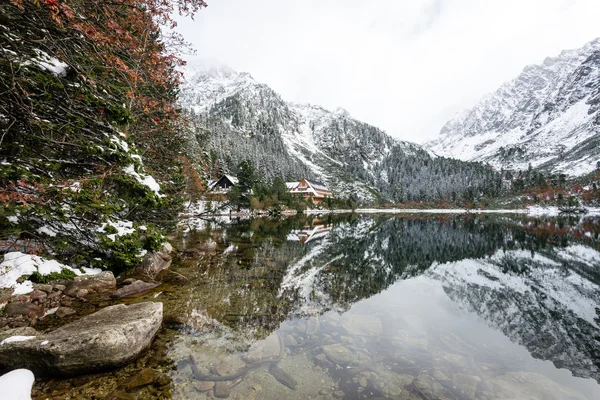 Kar ve dağ sakin göl su yansımalar — Stok fotoğraf