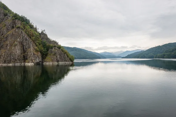 Sakin göl su yansımalar