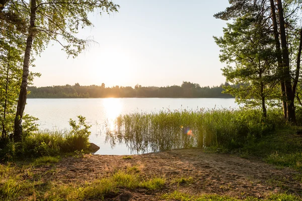 Sakin göl su yansımalar