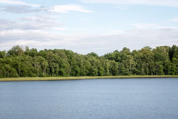穏やかな湖の水の反射 — ストック写真