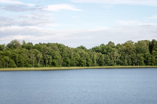 Riflessioni nelle acque calme del lago — Foto Stock