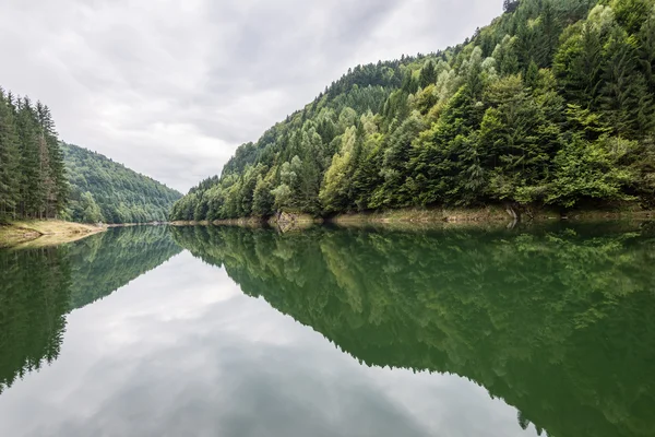 Reflecties in de kalme meerwater — Stockfoto