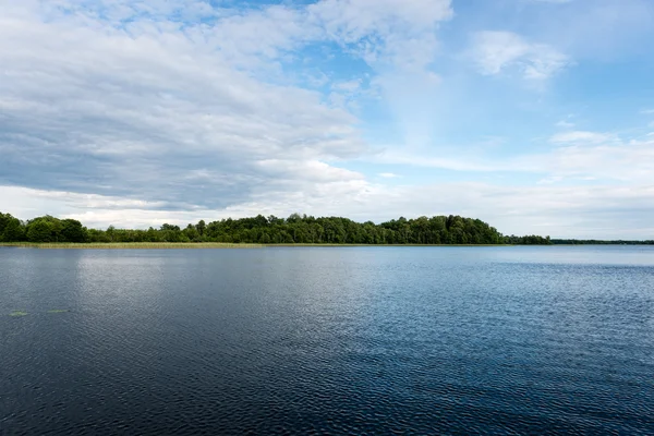 Réflexions dans l'eau calme du lac — Photo