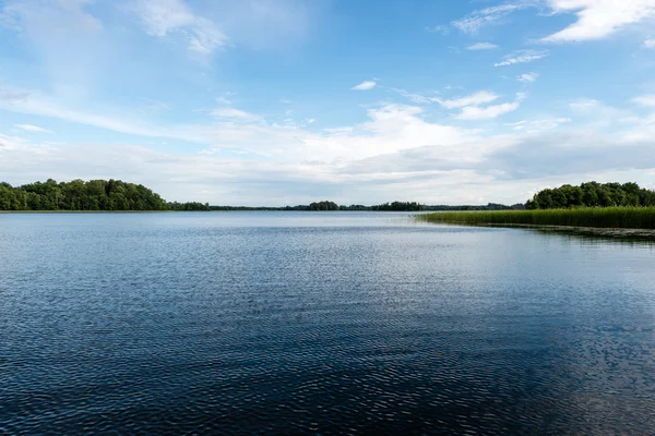 Отражения в спокойной воде озера — стоковое фото