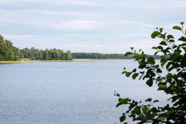 Odrazy ve vodě klidné jezero — Stock fotografie