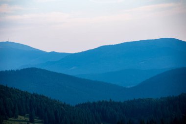 Karpat Dağları ormandan görüntülemek