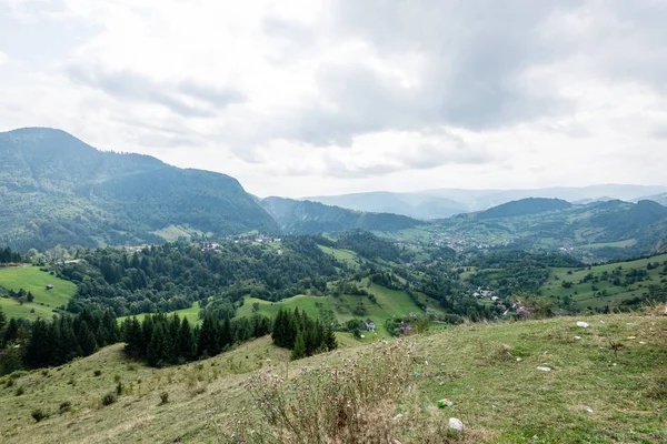 Met het oog op de Karpaten en de Roemeense dorp vanaf de t — Stockfoto