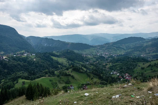 Pohled do karpatských hor a rumunské vesnice z t — Stock fotografie