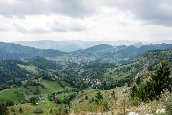 Pohled do karpatských hor a rumunské vesnice z t — Stock fotografie