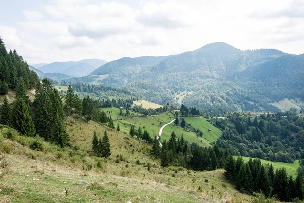 Vista sulle montagne carpatiche e il villaggio rumeno dal t — Foto Stock