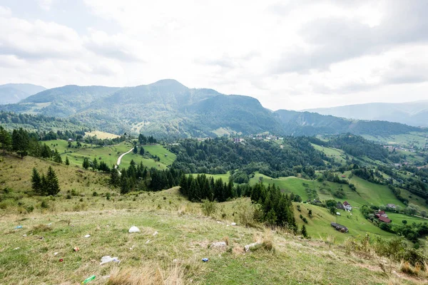 Met het oog op de Karpaten en de Roemeense dorp vanaf de t — Stockfoto