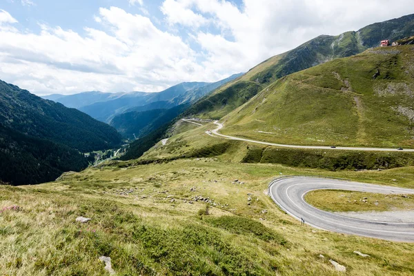 Vista a las montañas de los Cárpatos carretera de guerra transfagarasan — Foto de Stock