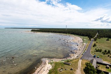 kayalar ve yeşil vegetat Baltık Denizi'nin rahat plaj
