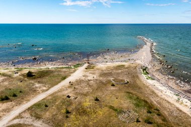 kayalar ve yeşil vegetat Baltık Denizi'nin rahat plaj