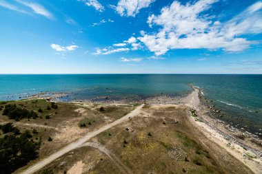 kayalar ve yeşil vegetat Baltık Denizi'nin rahat plaj