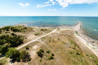 kayalar ve yeşil vegetat Baltık Denizi'nin rahat plaj