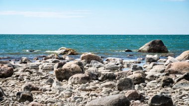 kayalar ve yeşil vegetat Baltık Denizi'nin rahat plaj