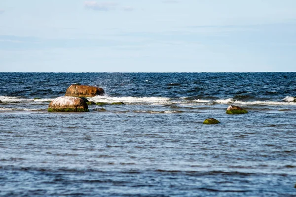 Comfortable beach of the baltic sea with rocks and green vegetat — Stock Photo, Image