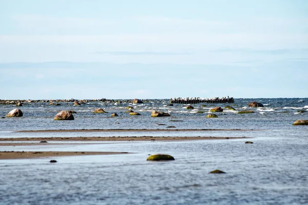 Kényelmes beach, a Balti-tenger, a sziklák és a zöld vegetat — Stock Fotó