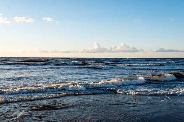 Playa confortable del mar báltico con rocas y vegetación verde — Foto de Stock