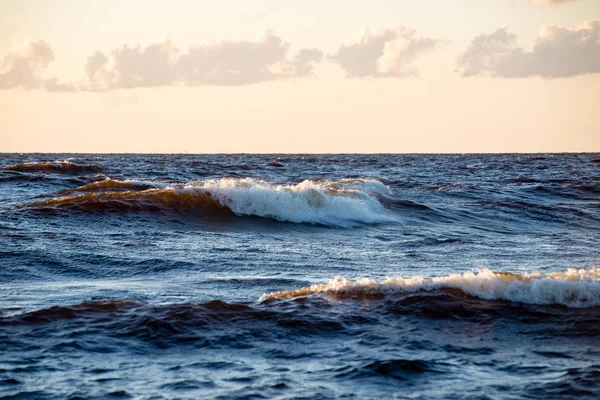 Plaży plaża Morza Bałtyckiego z wody upaść na r — Zdjęcie stockowe