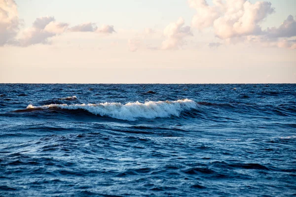 Plage confortable de la mer baltique avec l'eau s'écrasant sur le r — Photo