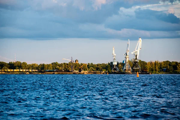 Комфортабельный пляж Балтийского моря с водяной струей на р — стоковое фото