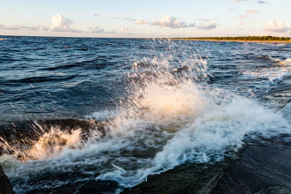水 r でクラッシュでバルト海の快適なビーチ — ストック写真