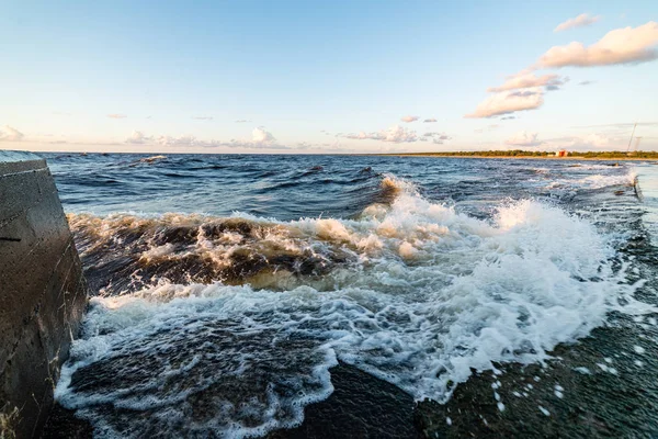 Комфортабельный пляж Балтийского моря с водяной струей на р — стоковое фото
