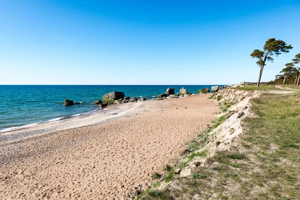 Kényelmes beach, a Balti-tenger, a sziklák és a zöld vegetat — Stock Fotó