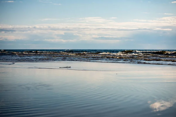 Άνετη παραλία της Βαλτικής θάλασσας με ξύλινο ραβδί — Φωτογραφία Αρχείου