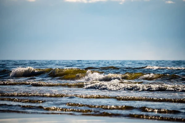 Praia confortável do mar baltico com rochas e vegetat verde — Fotografia de Stock