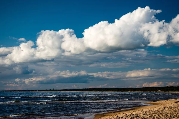 Komfortowe plaży Morza Bałtyckiego, z skał i zieloną roślinnością — Zdjęcie stockowe