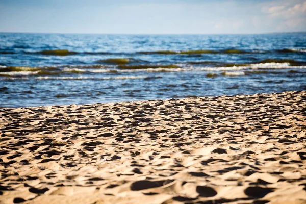 Komfortowe plaży Morza Bałtyckiego, z skał i zieloną roślinnością — Zdjęcie stockowe