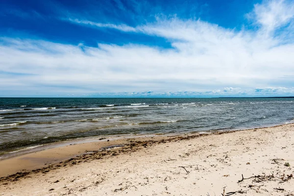 Komfortowe plaży Morza Bałtyckiego, z skał i zieloną roślinnością — Zdjęcie stockowe